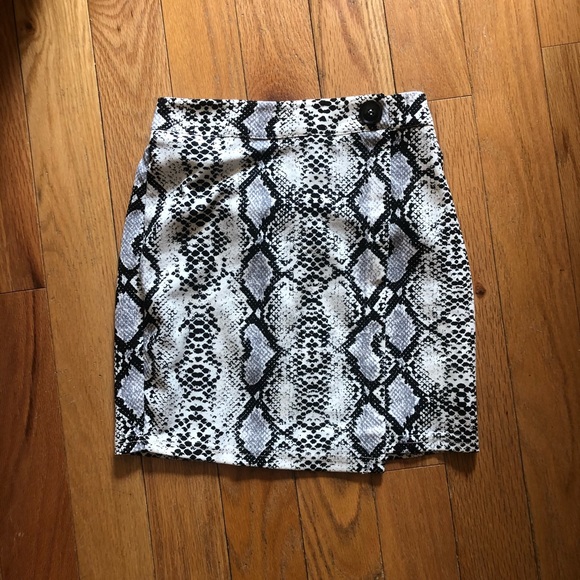 NWOT snakeskin print skirt - Picture 2 of 4